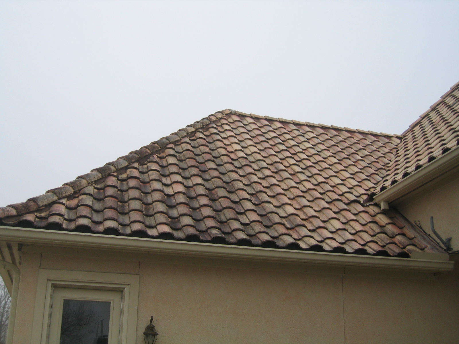 http://www.k-mpw.com/0/RCIAroofpics/Katy%20tx%20tile%20roof.jpg